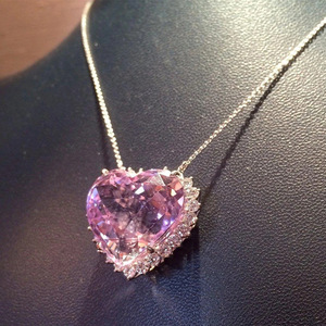 Collana con Ciondolo a Cuore Rosa per Donne, Elegante Gioiello d'Amore, Accessorio di Moda per Uso Quotidiano, Idea Regalo - Product Image 2