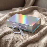 Boîte cadeau de luxe avec couvercle magnétique holographique, revêtement UV, gaufrage, doublure en éponge, matériaux recyclés, ruban pour chaussettes