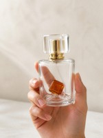 Flacon de parfum créatif en verre avec inserts de glace colorés, bouchon à vis et impression sérigraphiée ; Cadeau parfumé élégant et sophistiqué