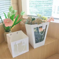 Boîte à fleurs avec logo personnalisé avec poignée Base en carton Sac en plastique transparent disponible en couleurs pour l'emballage de cadeaux floraux