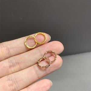 Lerca - Aretes de Aro Pequeños de <span class=keywords><strong>Oro</strong></span> Real de 18k al por Mayor, <span class=keywords><strong>Aros</strong></span> Finos de 6mm, 8mm y 10mm, Aretes de Aro Pequeños de <span class=keywords><strong>Oro</strong></span> Sólido de 18k - Product Image 5