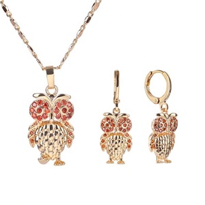 Conjunto de joyería vintage con diseño de búho, collar con colgante con incrustaciones de cristal dorado, pendientes colgantes, adornos elegantes a juego con temática animal - Product Image 4