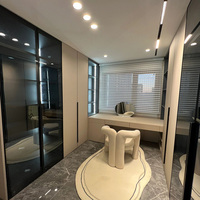 Dressing moderne sur mesure autoportant avec étagères ouvertes spacieuses, éclairage LED et îlot de présentation de bijoux pour villa