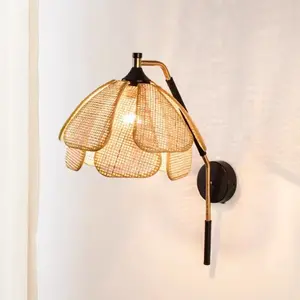 Wabi-sabi stijl handgemaakte rotan wandlamp met bloemenmotief, bamboe geweven wandverlichting - Product Image 2