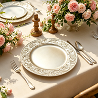 Assiettes de présentation de luxe dorées Wojia 13 pouces, bordure florale en relief, en plastique thermolaqué pour la décoration de table d'hôtel, de banquet et d'événements