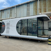 Fabricant de maisons préfabriquées minimalistes contemporaines, caravanes, espaces mobiles, mini-maisons, pods habitables, capsules de camping, structures en acier