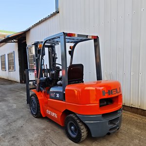 Vente directe usine Chariot élévateur diesel d'occasion HELI 3 tonnes Mât à trois sections Hauteur de levage 4,5 m Déplaceur latéral hydraulique Pneus pleins - Product Image 4