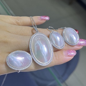 Conjunto de Joyería de Perlas de Concha Marina Elípticas Románticas de Cuento de Hadas Otoñales con Acentos de Diamantes, Collar, Pendientes y Anillo de Moda para Fiesta para Mujer - Product Image 2