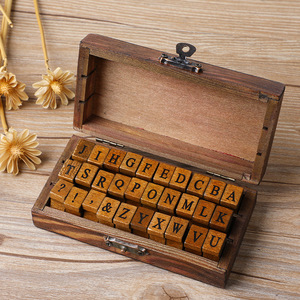 Kit de papeterie créative rétro : Boîte en bois avec lettres et chiffres, tampons décoratifs DIY, technique d'impression, design en forme de bande - Product Image 3