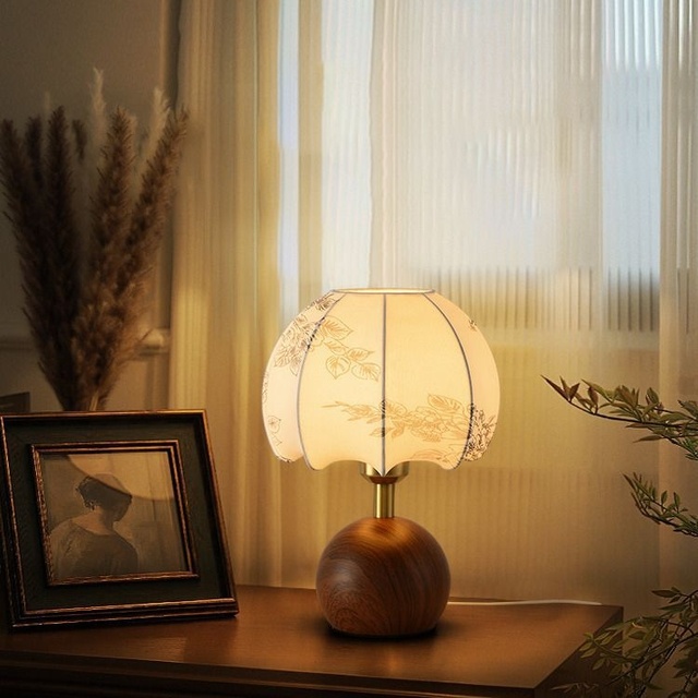 New Trendy Modern Internet-famous Homestay Table Lamp Night Light for Living Room Study Bedroom Decoration Creative