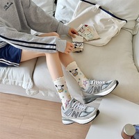 Vente en gros de chaussettes mi-mollet de haute qualité pour le printemps et l'été, avec des filles mignonnes et énergiques, des dessins animés amusants et créatifs
