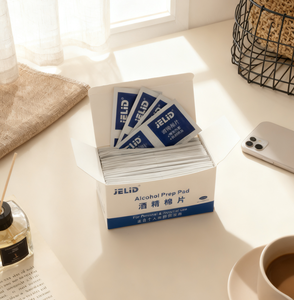 Tisu Basah Premium 75% Alkohol Etanol untuk Penggunaan Luar, Bahan PVC untuk Alat Perawatan Sakit, Tisu Alkohol & Swab - Product Image 1