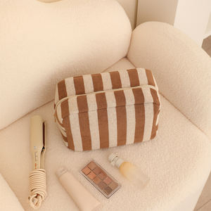 Vente en gros de trousses de <span class=keywords><strong>maquillage</strong></span> personnalisées pour femmes en tissu éponge, pochette portable à fermeture éclair, trousse de toilette rayée - Product Image 3
