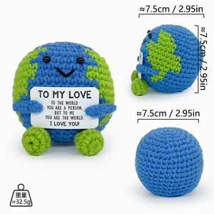 Poupée en Peluche Crochetée Faite Main Personnalisée avec Texte, Cadeau d'Anniversaire, Saint-Valentin, Balle Terrestre Positive en Peluche - Product Image 3