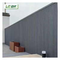 Panneau de bardage composite bois-plastique (WPC) gris rayé de haute qualité pour murs extérieurs et plafonds de bâtiments