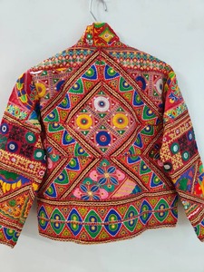 Ventes en gros de blazers élégants, une œuvre d'art portable inspirée de l'artisanat traditionnel d'Asie centrale, disponible à la vente - Product Image 2