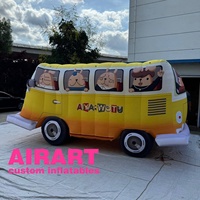 Les enfants jouent au ballon gonflable de voiture d'autobus de décor de parc d'attractions, structure drôle gonflable d'autobus
