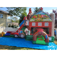 Château gonflable coloré sur le thème de la ferme avec toboggan et piscine à eau, location pour événements
