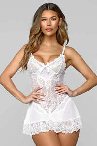 Ensemble de Nuit 2 Pièces Grande Taille pour Femme : Nuisette à Bretelles en Dentelle et Soutien-Gorge Triangle Uni - Product Image 4