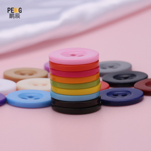 Botones Redondos de Resina Pengchen con Cuatro Agujeros, Coloridos y de Borde Ancho para Suéteres, Gabardinas y Costura DIY - Product Image 3