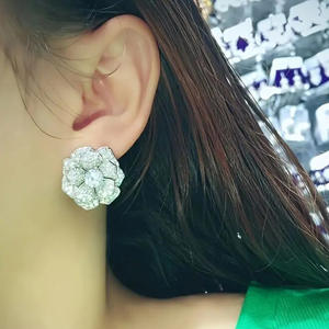 Orecchini a Fiore in Oro Bianco con Diamanti, Taglio Brillante Rotondo, Colore D, Gioielli Naturali da Sposa, Stile Romantico da Donna - Product Image 5