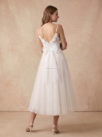 Gaun Pengantin untuk Pengantin Wanita Model Ball Gown dengan Aplikasi Renda, Gaun Pengantin Custom, Gaun Pengantin Satin Warna Ivory untuk Upacara di Gereja