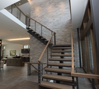 Escalier mono stringer facile à installer avec un design minimaliste et des marches antidérapantes Marches en bois et marbre Escaliers droits