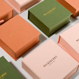 PackSecret MOQ 1 Pieza, Cajas de Regalo para Joyería Tipo Libro Blancas y Rosas con Logotipo Personalizado, Caja de Joyería de Alta Calidad con Cierre Magnético y Espuma - Product Image 6