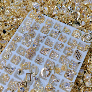 10 pièces d'accessoires de bijoux pour ongles de style aléatoire, breloques 3D en alliage métallique doré et zircon de luxe, strass en vrac pour nail art - Product Image 2