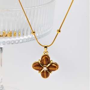 Collier vintage en acier inoxydable à plusieurs rangs avec pendentif trèfle à quatre feuilles, chaîne en bambou plaquée or 18 carats - Cadeau idéal - Product Image 4