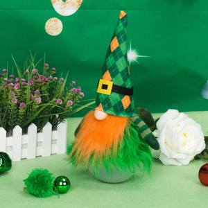 Muñeco Decorativo de Duende a Cuadros Verde y Naranja, Amuleto de la Suerte Irlandesa para el Día de San Patricio - Product Image 2