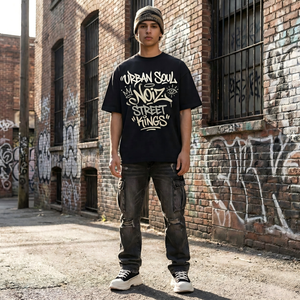 T-shirt in Cotone Pesante con Grafica Urbana, Stampa con Scritte Street Soul, Spalle Cadenti, Vestibilità Ampia, Moda Urbana per Uomo e Donna - Product Image 1