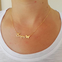 Collier personnalisé en acier inoxydable avec chaîne et pendentif papillon, collier à lettres tendance, bijoux pour femmes, vente en gros