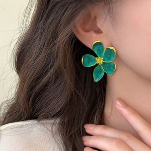 Pendientes de pétalos de flor de acero inoxidable, chapados en oro de 14K, con esmalte, estilo retro, elegantes y sencillos, de alta gama. - Product Image 1