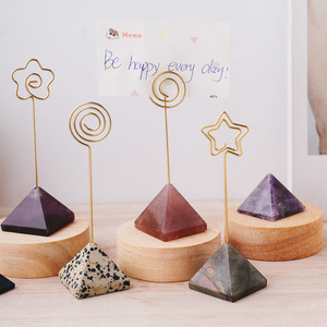 Portafotos de Cristal Natural en Forma de Pirámide, Clip para Notas con Piedra Curativa y Alambre Metálico para Decoración de Escritorio y Organización de Oficina, Venta al Por Mayor - Product Image 1