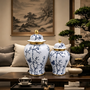 Paire de pots de rangement floraux bleus <span class=keywords><strong>sous</strong></span> glaçure orientale en porcelaine brillante avec finition dorée pour la décoration intérieure - Product Image 6