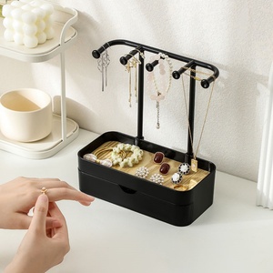 Présentoir à bijoux portable et compact, support de rangement noir exquis pour cosmétiques, bagues, élastiques à cheveux et colliers, pour la maison - Product Image 4