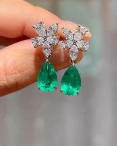Boucles d'oreilles clous en or blanc 14 carats avec diamant de laboratoire 2 carats taille poire motif floral, bijoux raffinés pour cadeau d'anniversaire ou de fête - Product Image 6