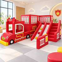 Aire de jeux commerciale pour enfants sur le thème de la caserne de pompiers avec toboggan, escalier et tunnel de ramassage pour maternelle et garderie