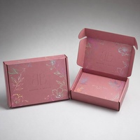 Caja de Embalaje de Cartón Corrugado Ecológico con Logotipo Arqueado Minimalista en Dorado y Morado Oscuro, Impresa Personalizada, para Regalos y Cosméticos