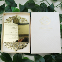Invitation de mariage de luxe personnalisée en acrylique miroir doré, découpée au laser avec motif arabesque et texte gravé, avec boîte en feuille d'or à chaud blanche