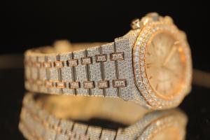 Reloj de Lujo para Hombre de Acero Inoxidable con Esfera de Cristal con Diamantes Moissanite, Diseño Elegante y Ejecutivo, Apto para Cualquier Ocasión - Product Image 3