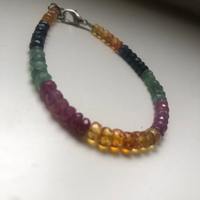 Collier de perles facettées en pierres précieuses naturelles multicolores saphir émeraude rubis