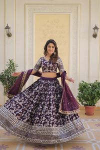 Ensemble Lehenga Choli & Dupatta en tissu jacquard pure viscose teintable de créateur en vente à l'exportation depuis l'Inde - Product Image 5