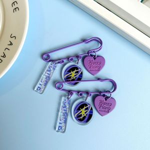 Broche Metálico de Pintura Tradicional Kpop KATSEYE de 6CM, Colgante con Impresión UV, Accesorios para Bolsos y Ropa, Pins de Manon, Sophia y <span class=keywords><strong>Daniela</strong></span> - Product Image 1