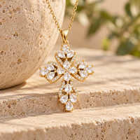 ARNAN Collier Croix Plaqué Or pour Femme, Pendentif en Laiton Entièrement Pavé de Pierres, Chaîne Fine à Maillons, Bijoux Superposables, Vente en Gros, Cadeau pour Elle