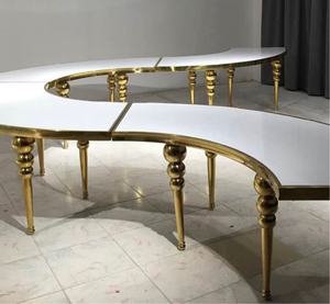 Lussuoso tavolo in vetro <span class=keywords><strong>a</strong></span> forma di S con gambe in oro è perfetto per eventi di nozze eleganti ed eleganti - Product Image 1