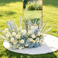 Décoration florale de scène pour mariage : Grande rangée de fleurs bleues, oranges et violettes pour toile de fond de scène