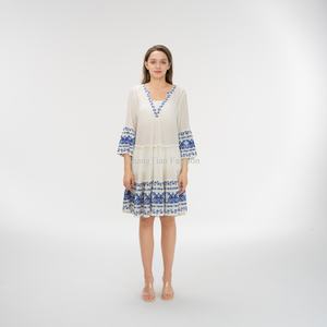 Robe d'été OEM personnalisée avec logo, robes longues à manches longues pour femmes, robes brodées à col en V, longueur genou - Product Image 1