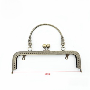 Clip de asa de aleación de zinc dorado claro de 20 cm con grabado de tres flores para bolsos de banquete y manualidades DIY - Product Image 4